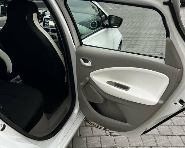 Білий Рено Зое, об'ємом двигуна 0 л та пробігом 109 тис. км за 8900 $, фото 33 на Automoto.ua