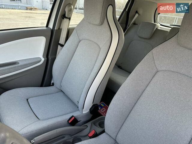 Белый Рено Зое, объемом двигателя 0 л и пробегом 27 тыс. км за 11500 $, фото 14 на Automoto.ua