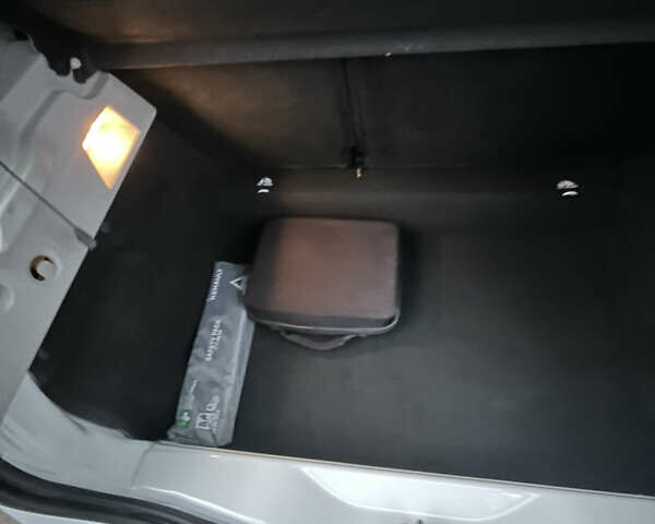 Белый Рено Зое, объемом двигателя 0 л и пробегом 64 тыс. км за 11450 $, фото 28 на Automoto.ua