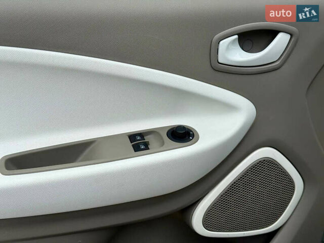 Белый Рено Зое, объемом двигателя 0 л и пробегом 38 тыс. км за 10200 $, фото 13 на Automoto.ua