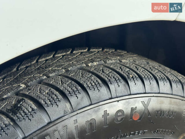 Белый Рено Зое, объемом двигателя 0 л и пробегом 55 тыс. км за 9500 $, фото 23 на Automoto.ua