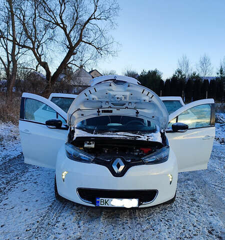 Белый Рено Зое, объемом двигателя 0 л и пробегом 66 тыс. км за 10200 $, фото 22 на Automoto.ua