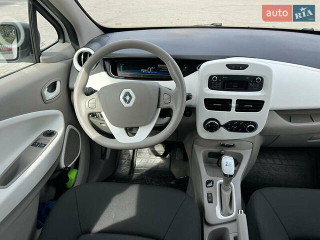 Белый Рено Зое, объемом двигателя 0 л и пробегом 25 тыс. км за 9700 $, фото 23 на Automoto.ua