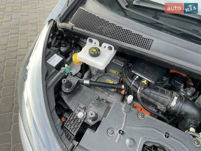 Белый Рено Зое, объемом двигателя 0 л и пробегом 84 тыс. км за 10500 $, фото 68 на Automoto.ua