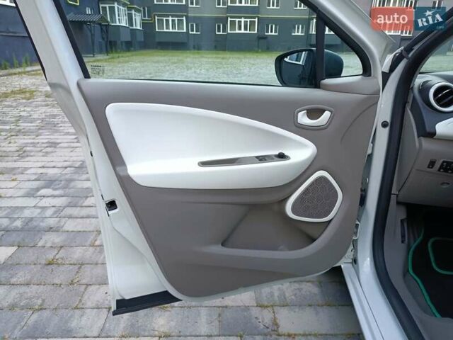 Белый Рено Зое, объемом двигателя 0 л и пробегом 19 тыс. км за 9950 $, фото 24 на Automoto.ua