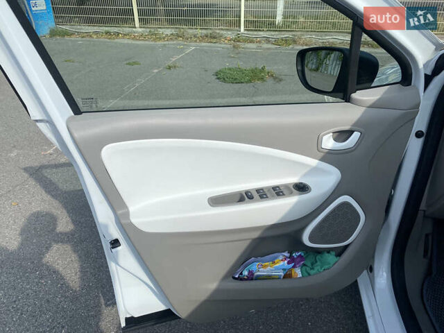 Білий Рено Зое, об'ємом двигуна 0 л та пробігом 45 тис. км за 14500 $, фото 15 на Automoto.ua