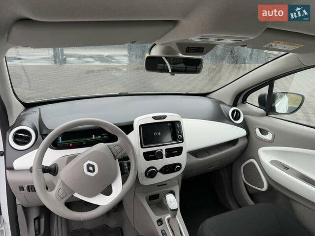 Белый Рено Зое, объемом двигателя 0 л и пробегом 40 тыс. км за 9999 $, фото 23 на Automoto.ua