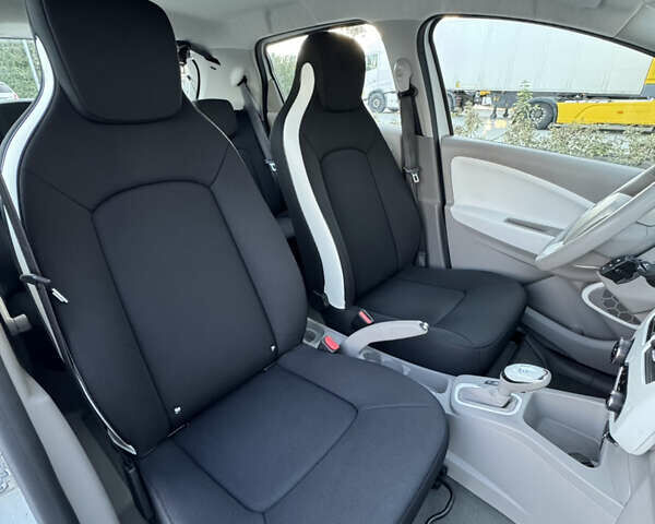 Белый Рено Зое, объемом двигателя 0 л и пробегом 67 тыс. км за 9500 $, фото 40 на Automoto.ua