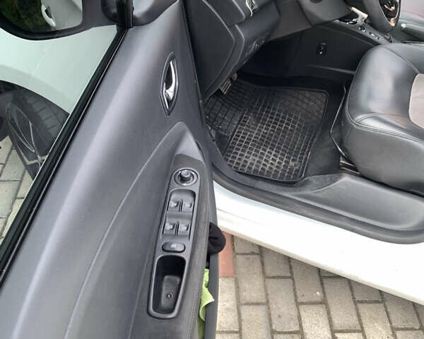 Белый Рено Зое, объемом двигателя 0 л и пробегом 173 тыс. км за 9500 $, фото 11 на Automoto.ua