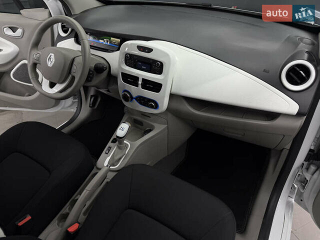 Белый Рено Зое, объемом двигателя 0 л и пробегом 21 тыс. км за 9950 $, фото 32 на Automoto.ua