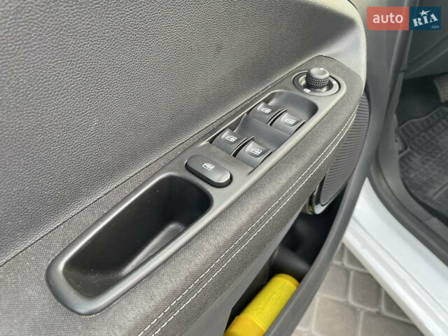 Белый Рено Зое, объемом двигателя 0 л и пробегом 84 тыс. км за 10500 $, фото 37 на Automoto.ua