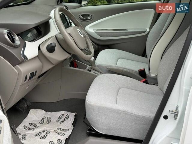 Белый Рено Зое, объемом двигателя 0 л и пробегом 60 тыс. км за 10300 $, фото 14 на Automoto.ua