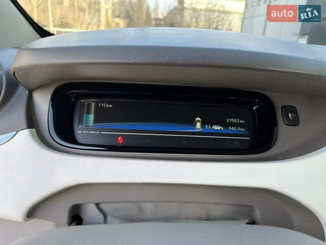 Белый Рено Зое, объемом двигателя 0 л и пробегом 27 тыс. км за 11500 $, фото 19 на Automoto.ua