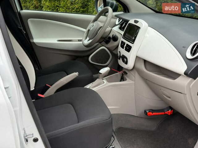 Белый Рено Зое, объемом двигателя 0 л и пробегом 38 тыс. км за 10200 $, фото 16 на Automoto.ua