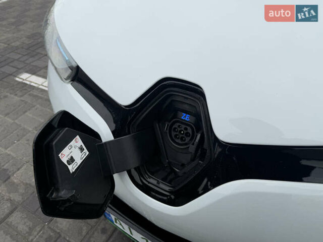 Белый Рено Зое, объемом двигателя 0 л и пробегом 40 тыс. км за 9999 $, фото 18 на Automoto.ua