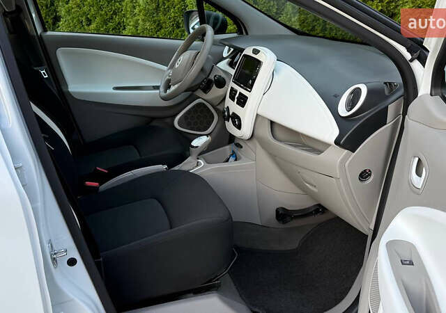 Белый Рено Зое, объемом двигателя 0 л и пробегом 53 тыс. км за 10150 $, фото 13 на Automoto.ua