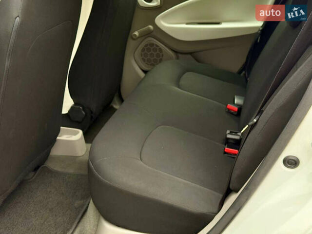 Белый Рено Зое, объемом двигателя 0 л и пробегом 38 тыс. км за 10200 $, фото 20 на Automoto.ua