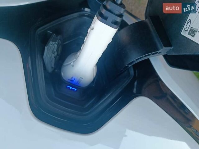 Белый Рено Зое, объемом двигателя 0 л и пробегом 65 тыс. км за 10250 $, фото 32 на Automoto.ua