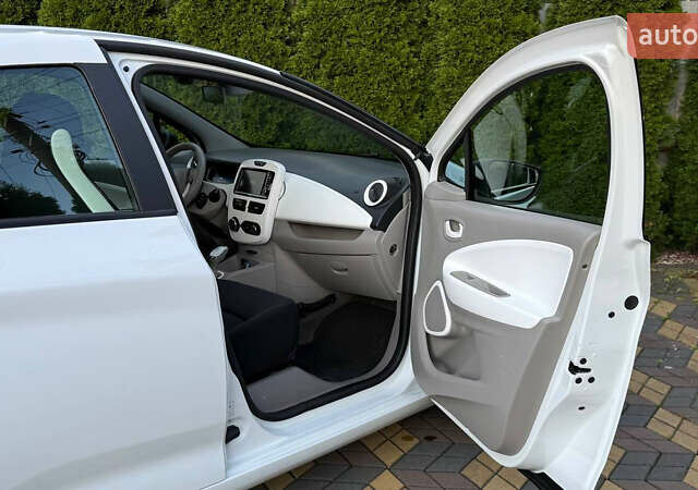 Белый Рено Зое, объемом двигателя 0 л и пробегом 53 тыс. км за 10150 $, фото 12 на Automoto.ua