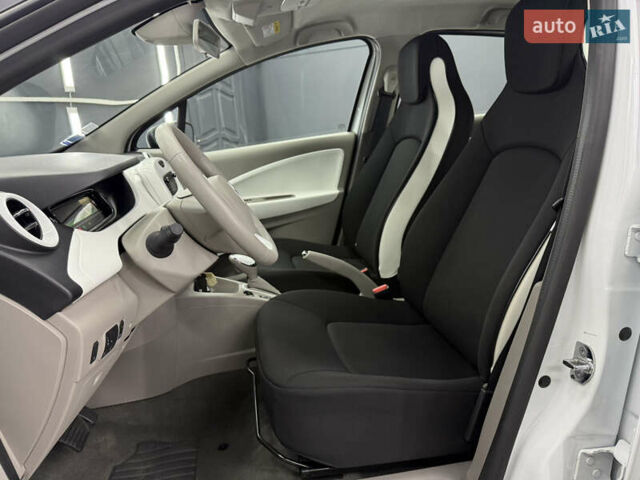 Белый Рено Зое, объемом двигателя 0 л и пробегом 53 тыс. км за 9900 $, фото 16 на Automoto.ua