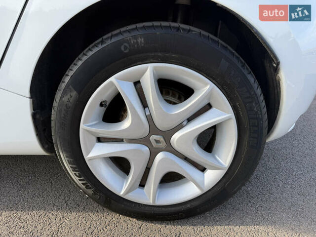 Белый Рено Зое, объемом двигателя 0 л и пробегом 112 тыс. км за 8900 $, фото 31 на Automoto.ua