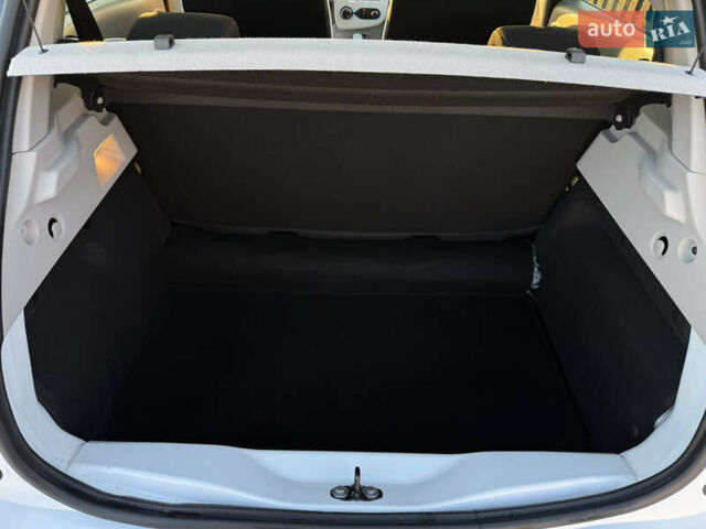 Белый Рено Зое, объемом двигателя 0 л и пробегом 21 тыс. км за 10200 $, фото 8 на Automoto.ua