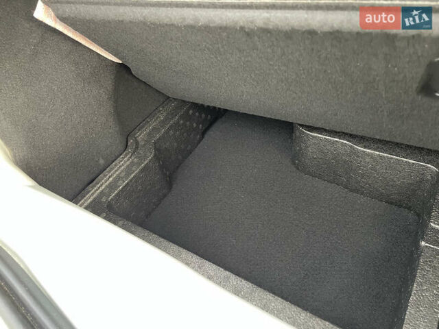 Белый Рено Зое, объемом двигателя 0 л и пробегом 84 тыс. км за 10500 $, фото 66 на Automoto.ua