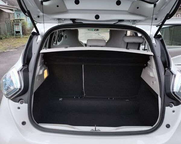 Білий Рено Зое, об'ємом двигуна 0 л та пробігом 93 тис. км за 9399 $, фото 17 на Automoto.ua