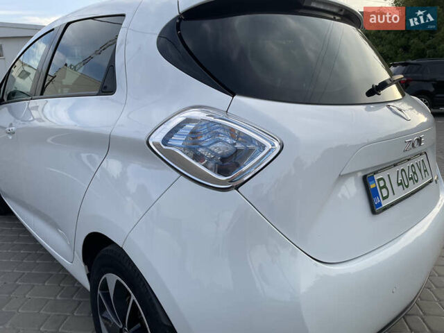 Белый Рено Зое, объемом двигателя 0 л и пробегом 84 тыс. км за 10500 $, фото 28 на Automoto.ua