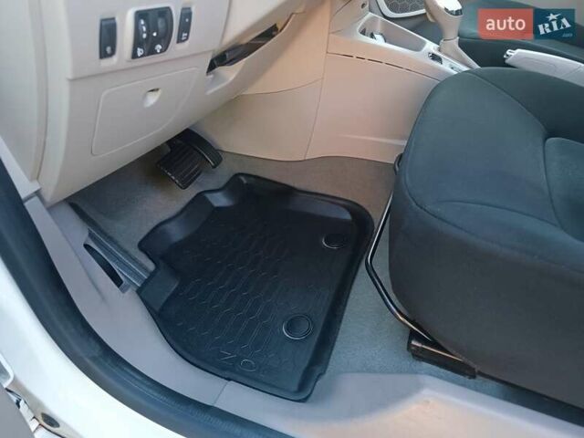 Белый Рено Зое, объемом двигателя 0 л и пробегом 65 тыс. км за 10250 $, фото 49 на Automoto.ua