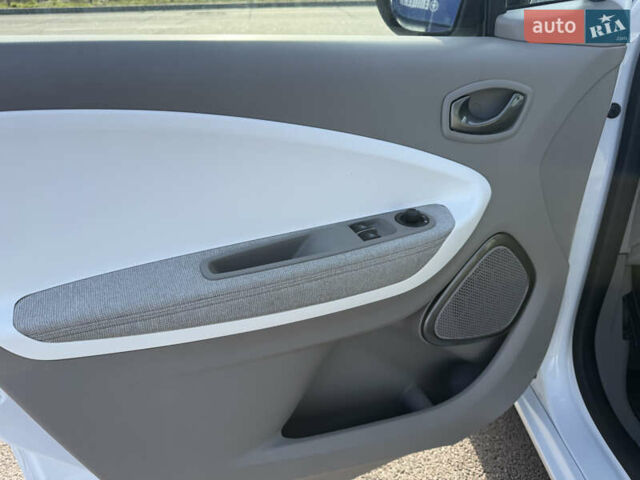 Белый Рено Зое, объемом двигателя 0 л и пробегом 112 тыс. км за 8900 $, фото 25 на Automoto.ua