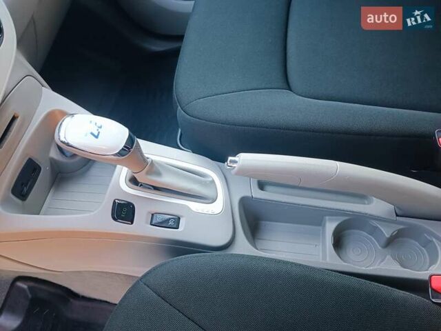 Белый Рено Зое, объемом двигателя 0 л и пробегом 65 тыс. км за 10250 $, фото 58 на Automoto.ua