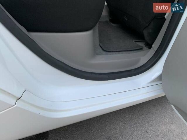 Білий Рено Зое, об'ємом двигуна 0 л та пробігом 29 тис. км за 10500 $, фото 19 на Automoto.ua