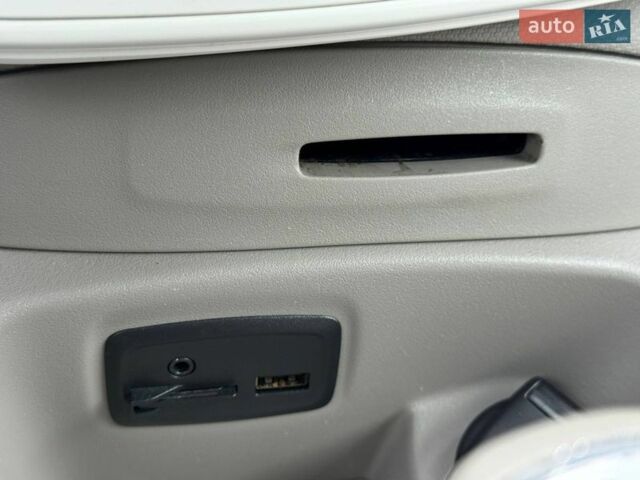 Белый Рено Зое, объемом двигателя 0 л и пробегом 60 тыс. км за 10300 $, фото 30 на Automoto.ua