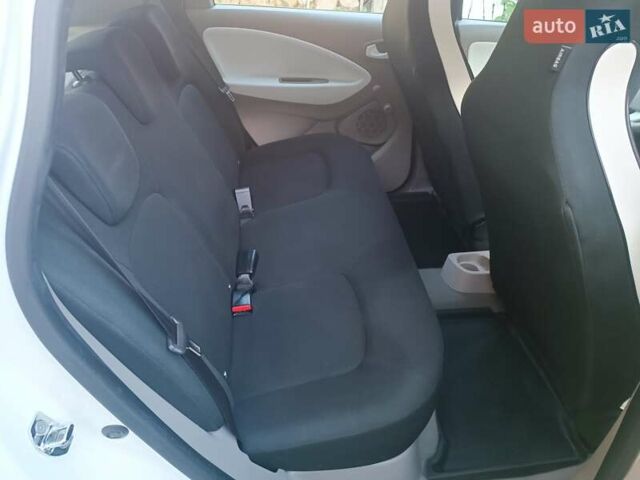 Белый Рено Зое, объемом двигателя 0 л и пробегом 65 тыс. км за 10250 $, фото 40 на Automoto.ua