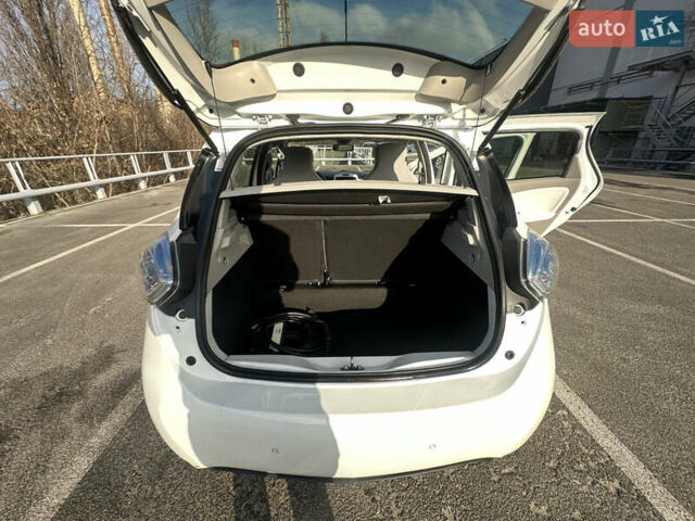 Белый Рено Зое, объемом двигателя 0 л и пробегом 27 тыс. км за 11500 $, фото 34 на Automoto.ua