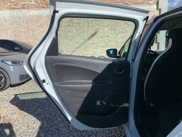 Белый Рено Зое, объемом двигателя 0 л и пробегом 62 тыс. км за 9399 $, фото 9 на Automoto.ua