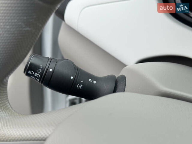 Білий Рено Зое, об'ємом двигуна 0 л та пробігом 60 тис. км за 10190 $, фото 15 на Automoto.ua