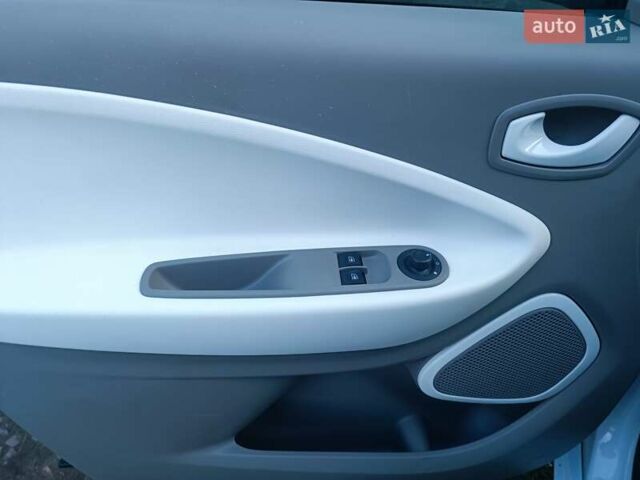 Белый Рено Зое, объемом двигателя 0 л и пробегом 65 тыс. км за 10250 $, фото 53 на Automoto.ua