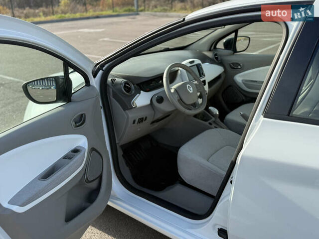 Белый Рено Зое, объемом двигателя 0 л и пробегом 112 тыс. км за 8900 $, фото 8 на Automoto.ua