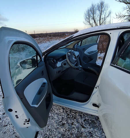 Белый Рено Зое, объемом двигателя 0 л и пробегом 66 тыс. км за 10200 $, фото 16 на Automoto.ua