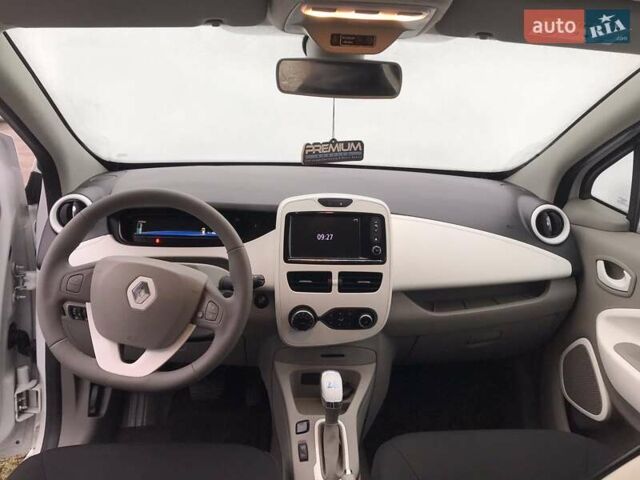Белый Рено Зое, объемом двигателя 0 л и пробегом 125 тыс. км за 9999 $, фото 7 на Automoto.ua