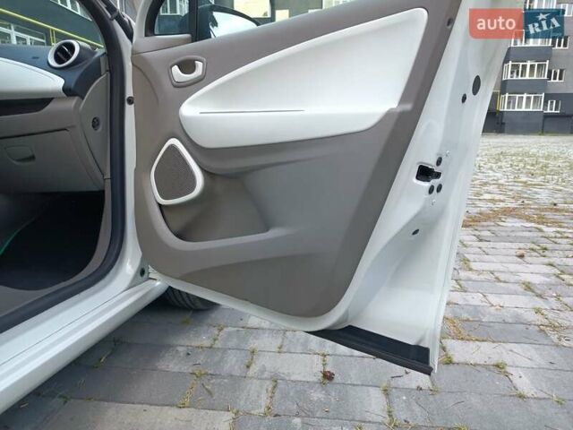 Белый Рено Зое, объемом двигателя 0 л и пробегом 19 тыс. км за 9950 $, фото 46 на Automoto.ua
