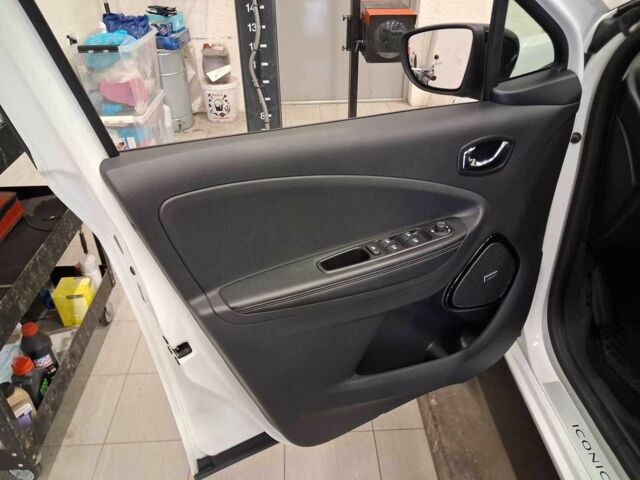 Белый Рено Зое, объемом двигателя 0 л и пробегом 63 тыс. км за 9892 $, фото 7 на Automoto.ua