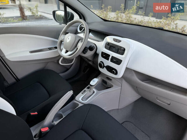 Белый Рено Зое, объемом двигателя 0 л и пробегом 67 тыс. км за 9500 $, фото 39 на Automoto.ua