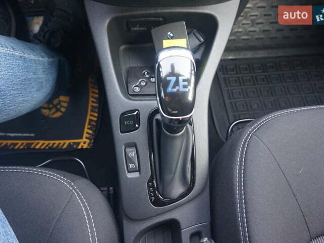 Белый Рено Зое, объемом двигателя 0 л и пробегом 45 тыс. км за 10777 $, фото 37 на Automoto.ua