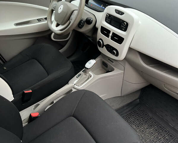 Белый Рено Зое, объемом двигателя 0 л и пробегом 140 тыс. км за 8550 $, фото 7 на Automoto.ua