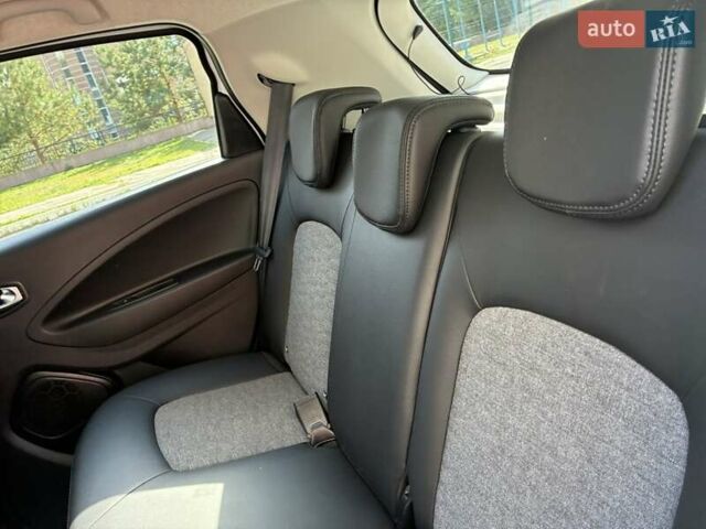 Белый Рено Зое, объемом двигателя 0 л и пробегом 94 тыс. км за 13300 $, фото 63 на Automoto.ua