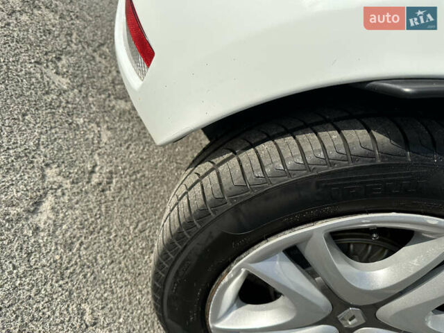 Белый Рено Зое, объемом двигателя 0 л и пробегом 27 тыс. км за 11500 $, фото 32 на Automoto.ua