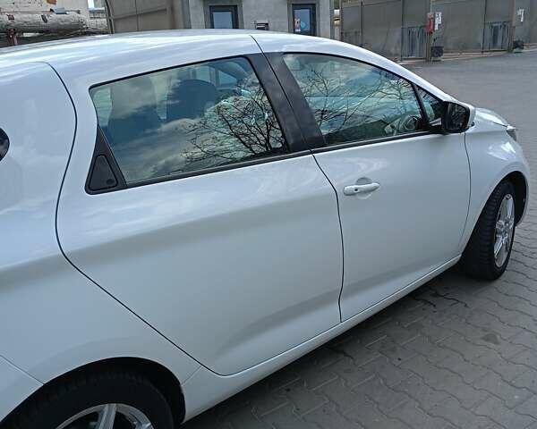 Белый Рено Зое, объемом двигателя 0 л и пробегом 160 тыс. км за 11200 $, фото 3 на Automoto.ua